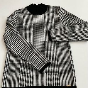 Tahari Herring bone plaid Mock turtleneck sweater.